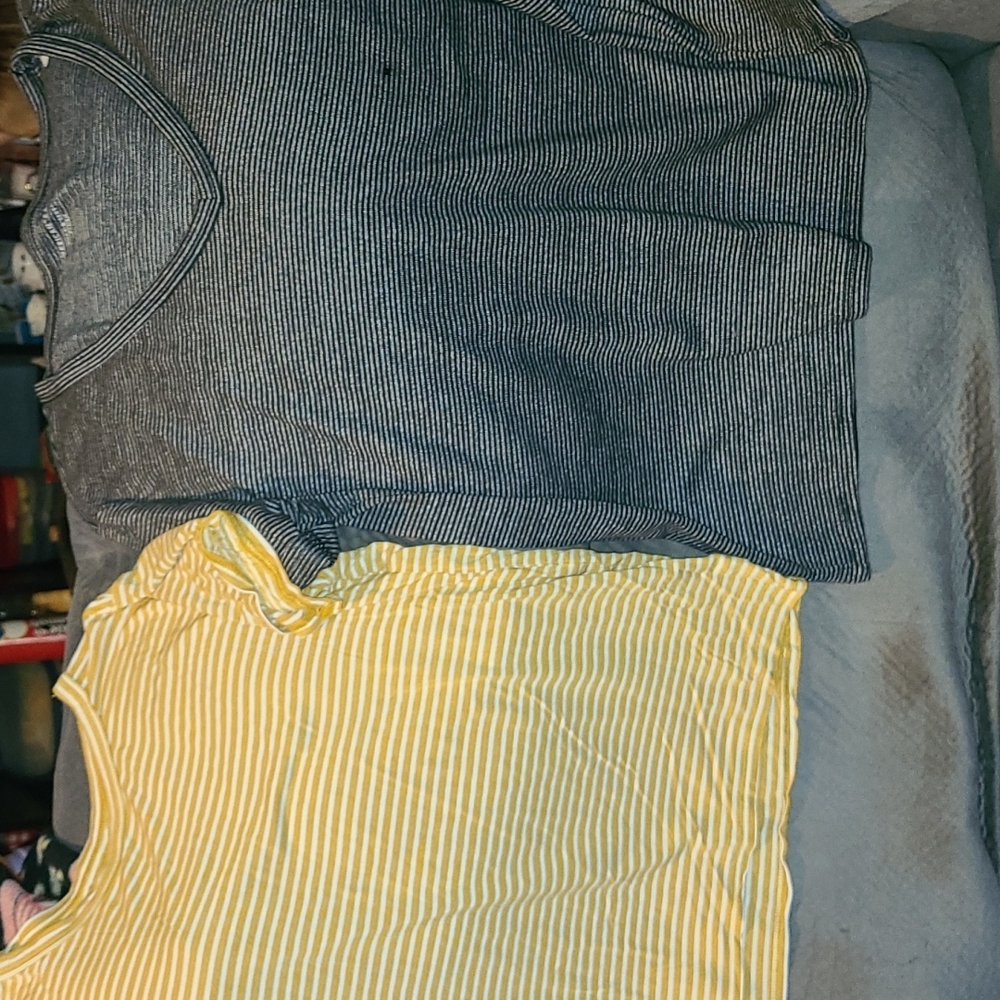 2 American eagle tshirts